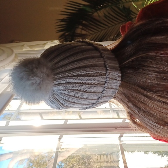 Gray hat with removable rabbit pompom - Picture 1 of 4